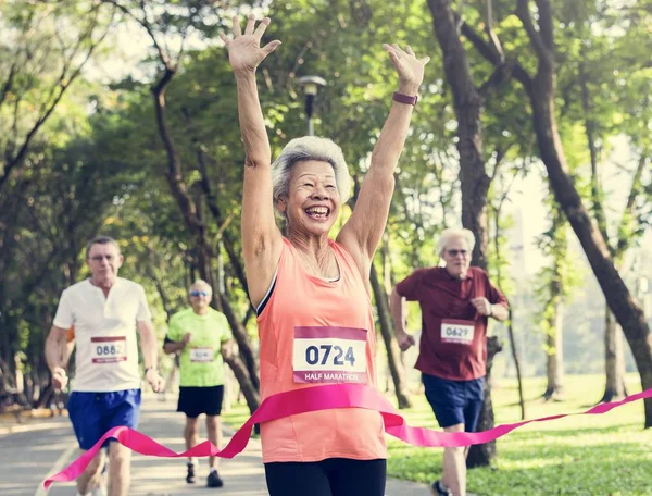 Glückliche Asiatische Frau Erreicht Ziellinie Rennende Männer Hintergrund — Stockfoto