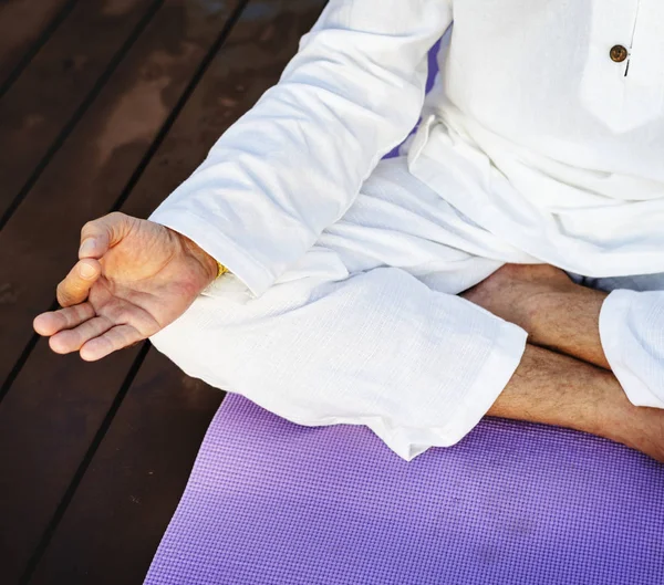 Mann Praktiziert Yoga Pose Lotus — Stockfoto