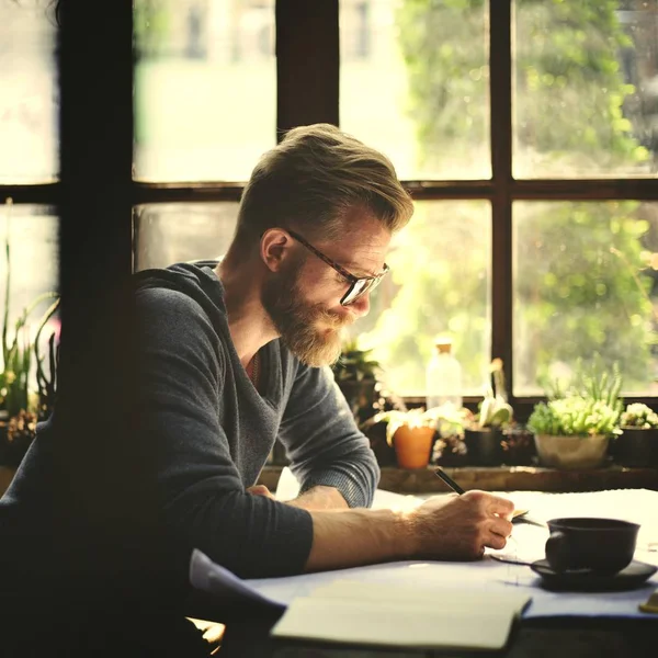 Schöner Hipster Mann Bei Der Arbeit — Stockfoto