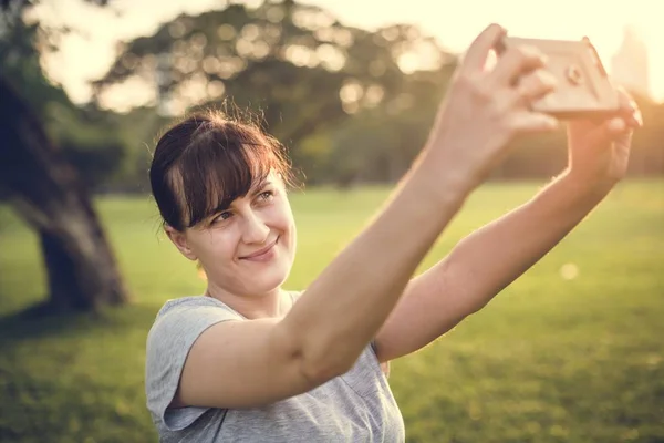 Frau Macht Selfie Park — Stockfoto