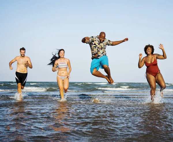 Amigos Divirtiéndose Playa — Foto de Stock