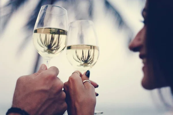 Paar Genießt Ein Glas Wein Strand — Stockfoto