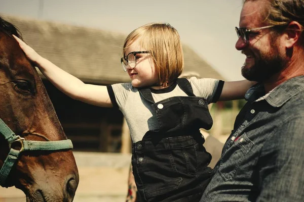 Pequena Menina Acariciando Cavalo — Fotografia de Stock