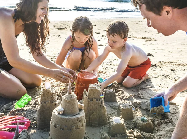 Famiglia Che Gioca Sulla Spiaggia — Foto Stock