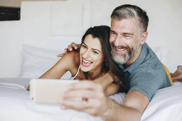 Miodowe Lata Biorąc Selfie Łóżku — Zdjęcie stockowe