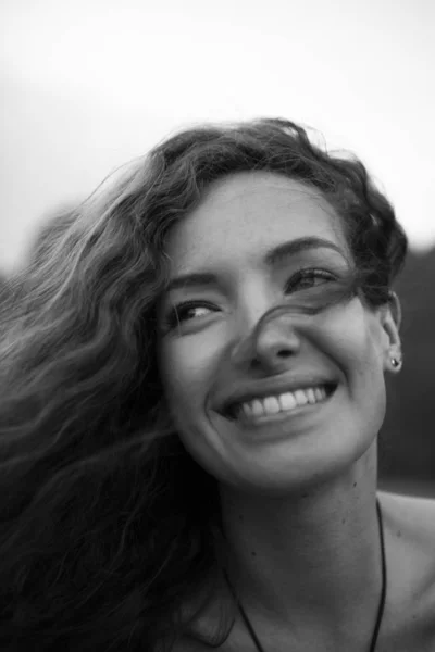 Retrato Uma Mulher Bonita Com Cabelo Encaracolado — Fotografia de Stock