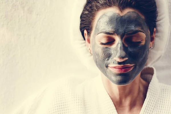 Femme Relaxante Avec Masque Facial Charbon Bois — Photo