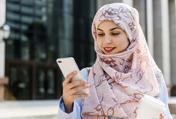Gyönyörű Iszlám Mobiltelefon Használata — Stock Fotó