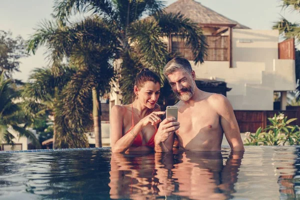 Hochzeitsreise Paar Glückliche Zeit Schwimmbad — Stockfoto