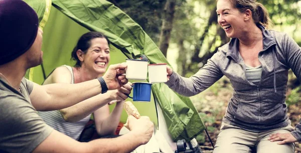 Groupe Amis Divers Campant Dans Forêt Prenant Repas — Photo