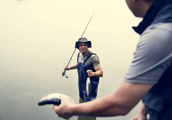 Zwei Männer Angeln See Fangen Große Fische Mann Mit Hut — Stockfoto