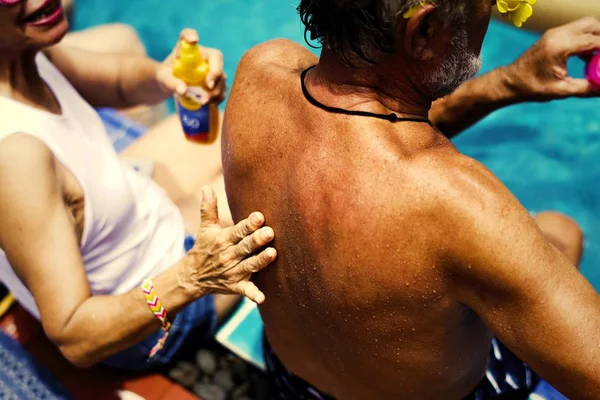 Wife Putting Sunscreen Husbands Back — Stock Photo, Image