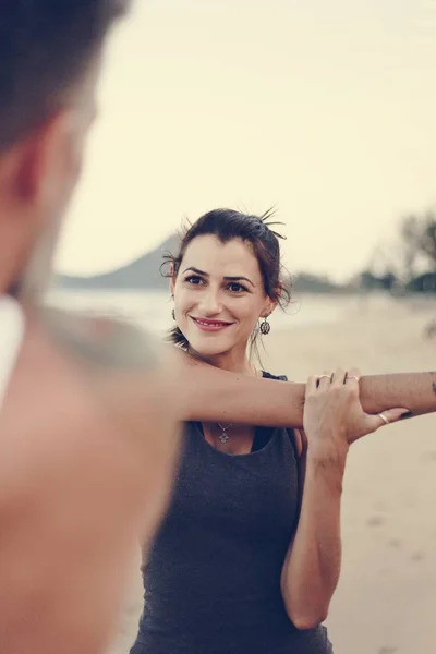 Par Stretching Stranden — Stockfoto