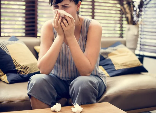 Mujer Enferma Estornudando Tejido —  Fotos de Stock