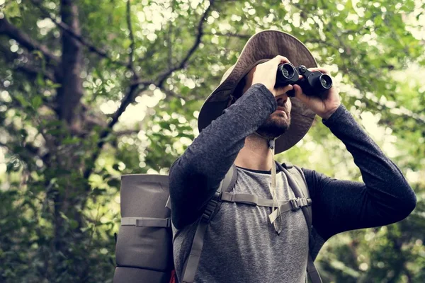 Homme Trekking Dans Une Forêt — Photo