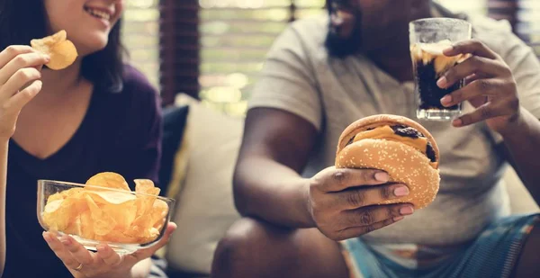 Pareja Teniendo Comida Rápida Sofá —  Fotos de Stock