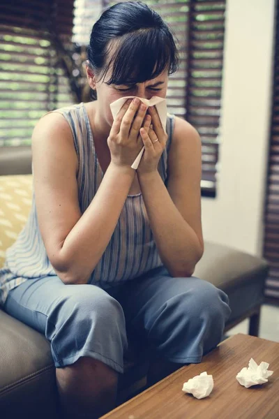 Mujer Enferma Estornudando Tejido —  Fotos de Stock