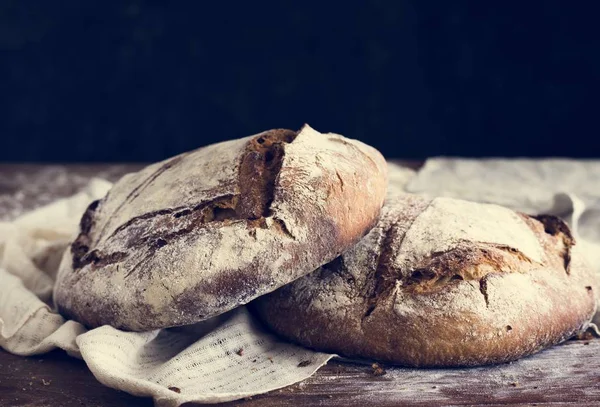 Büyük yuvarlak bir somun ekmek yiyecek fotoğraf tarifi fikirler