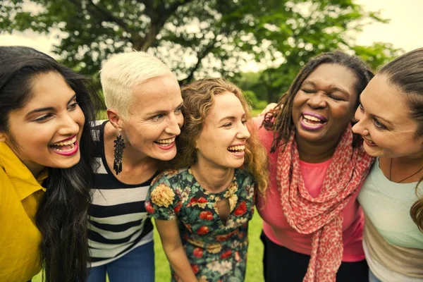 Kvinnliga Vänner Att Kul Parken — Stockfoto