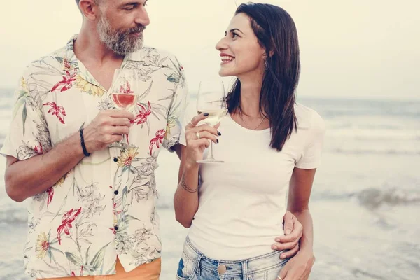 Coppia Che Gode Bicchiere Vino Sulla Spiaggia — Foto Stock