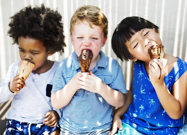 Kinderen Genieten Met Ijs — Stockfoto