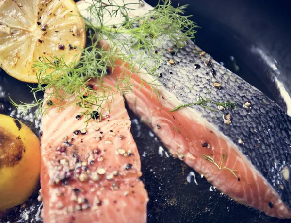 Lachsfilet Vom Grill Mit Salz Und Pfeffer Bestreut — Stockfoto