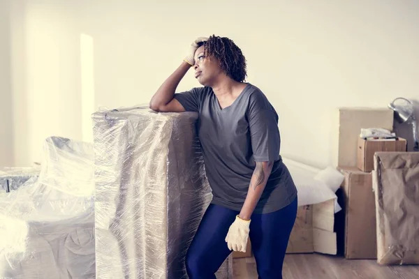 Mujer Negra Moviendo Muebles —  Fotos de Stock