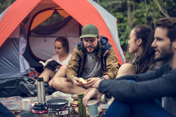 Vänner Camping Skogen Tillsammans — Stockfoto