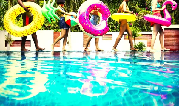 Přátel Těší Party Bazénu — Stock fotografie