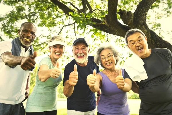 Deportivo Feliz Sénior Amigos Parque Gesto Pulgares Hacia Arriba Mirando — Foto de Stock