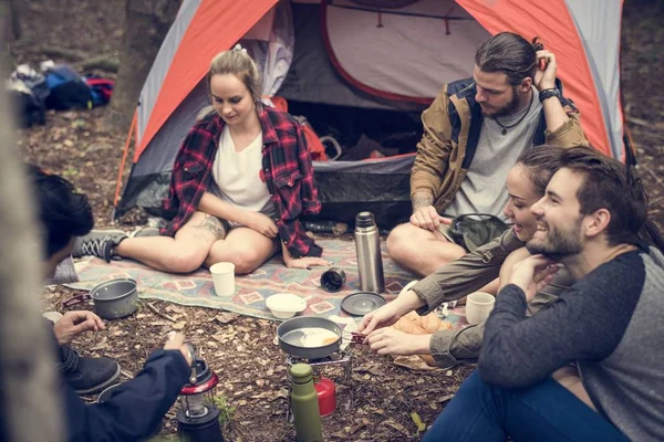 Люди Разбивающие Палатки Лесу — стоковое фото