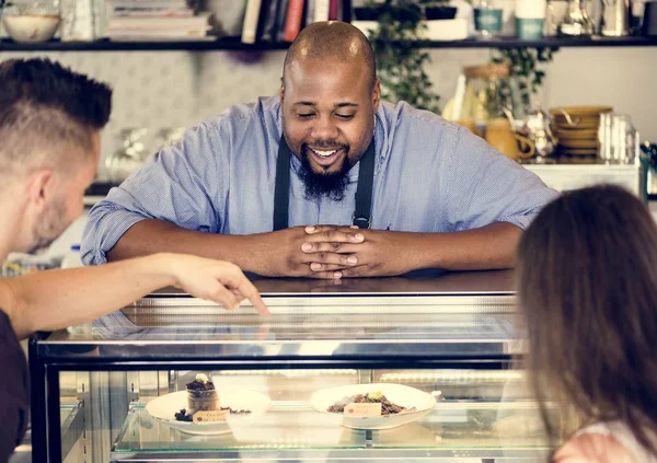 Clientes Escolhendo Bolo Geladeira Exibição — Fotografia de Stock