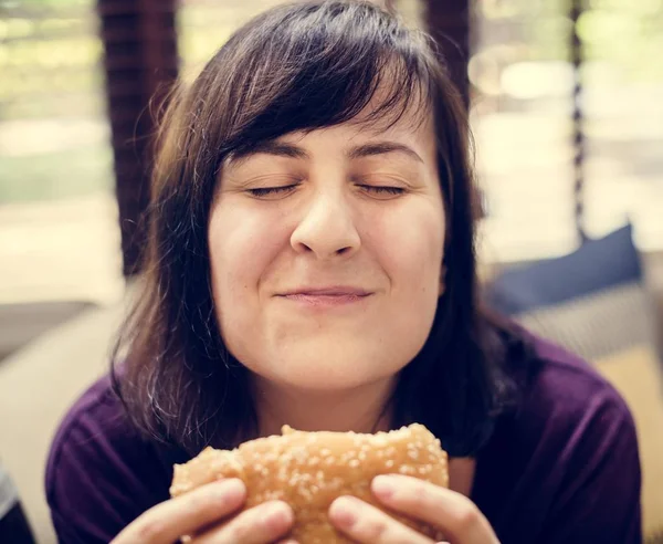 一个大汉堡的快乐女人 — 图库照片