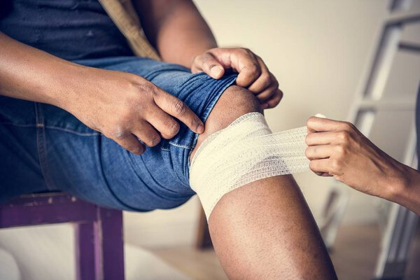 Люди с концепцией домашней безопасности
