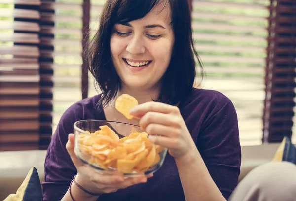 Mulher Desfrutando Uma Tigela Chips — Fotografia de Stock