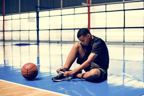 Africano Adolescente Americano Amarrando Seus Cadarços Sapato Uma Quadra Basquete — Fotografia de Stock