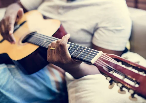 Hombre Tocando Guitarra — Foto de Stock