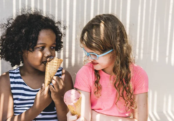 Kis Lányok Élvezik Fagylalt — Stock Fotó