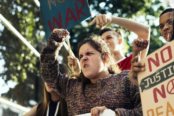 特写的愤怒的少女抗议示威举行海报反战正义和平概念 — 图库照片