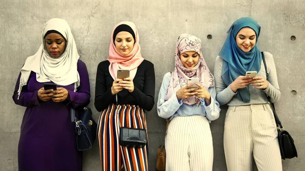 Mulheres Islâmicas Amigas Burka Usando Telefones Celulares — Fotografia de Stock