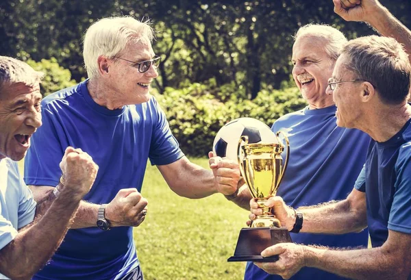 Olgun futbol oyuncuları Kupası'nı kazanan takım
