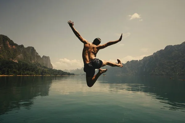 Homme Sautant Joie Près Lac — Photo