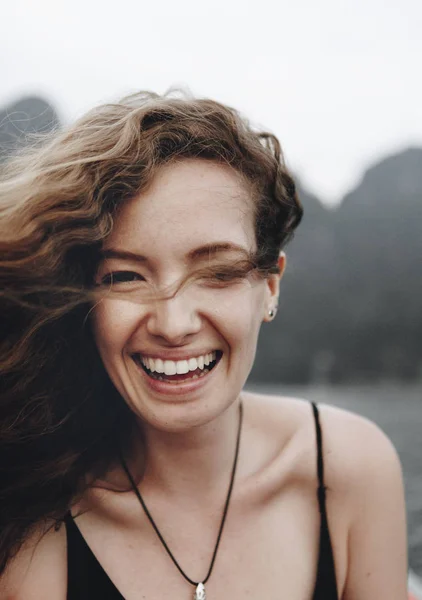 Retrato Uma Mulher Bonita Com Cabelo Encaracolado — Fotografia de Stock