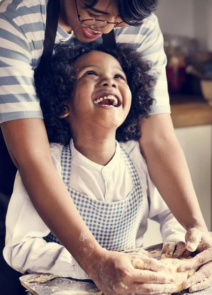 Mãe Filho Amassando Massa Cozinha — Fotografia de Stock