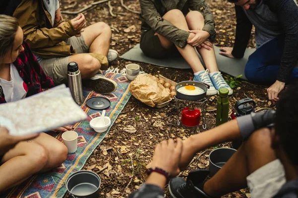 Amigos Felizes Acampamento — Fotografia de Stock