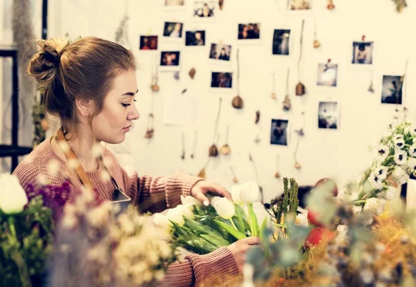 Bir Çiçekçide Çalışan Kadın — Stok fotoğraf