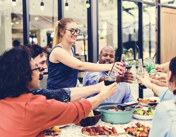 一群不同的朋友一起享受夏日聚会 — 图库照片