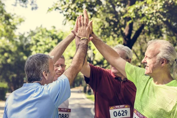 Felice Anziani Sportivi Dando Cinque Parco — Foto Stock