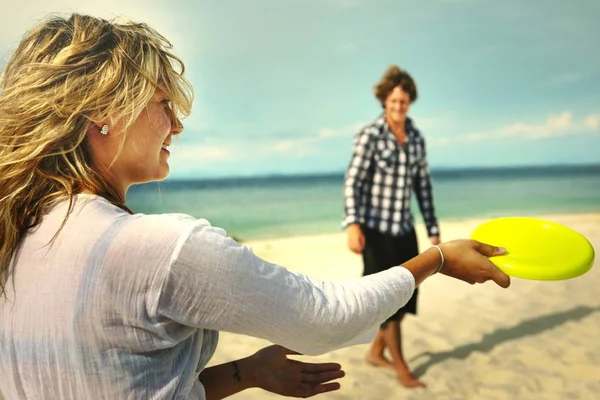 Amigos Disfrutando Unas Vacaciones Playa — Foto de Stock
