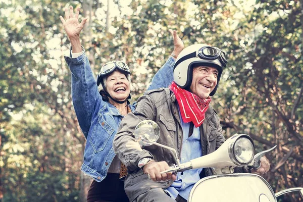 Casal Sênior Montando Scooter Clássico Viajando Mulher Com Mãos Levantadas — Fotografia de Stock